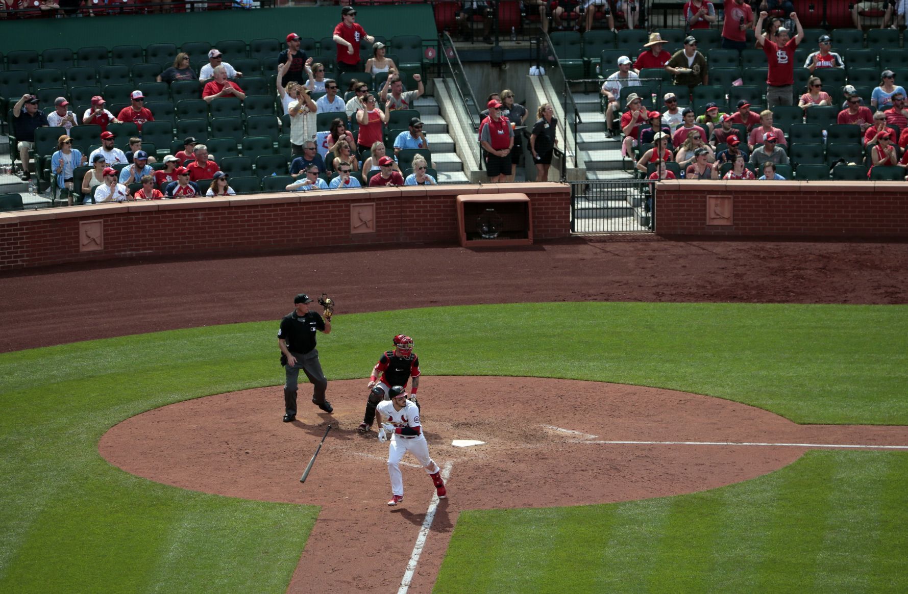 Reds sweep Cardinals 8-7